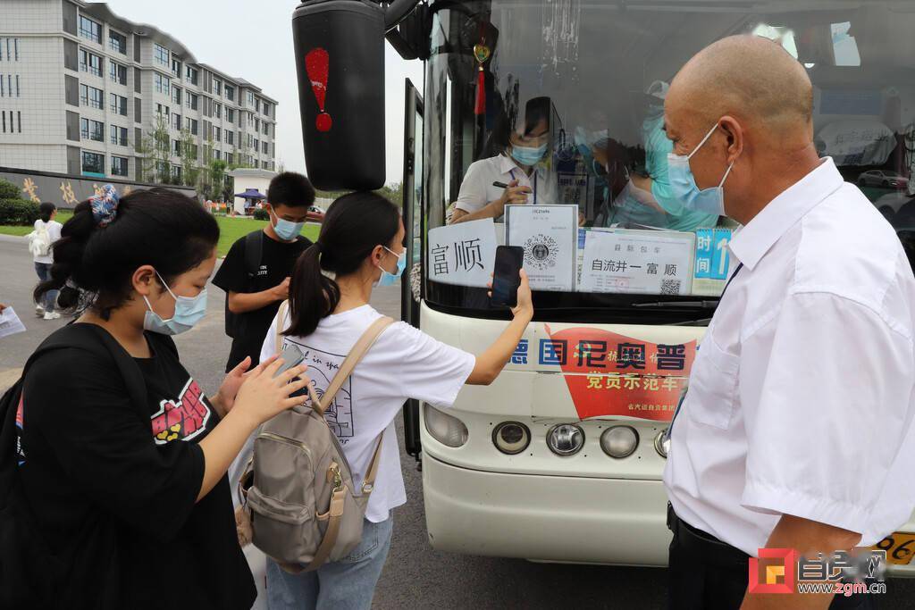 贵州大巴车学生最新动态，安全出行与教育发展的双翼齐飞